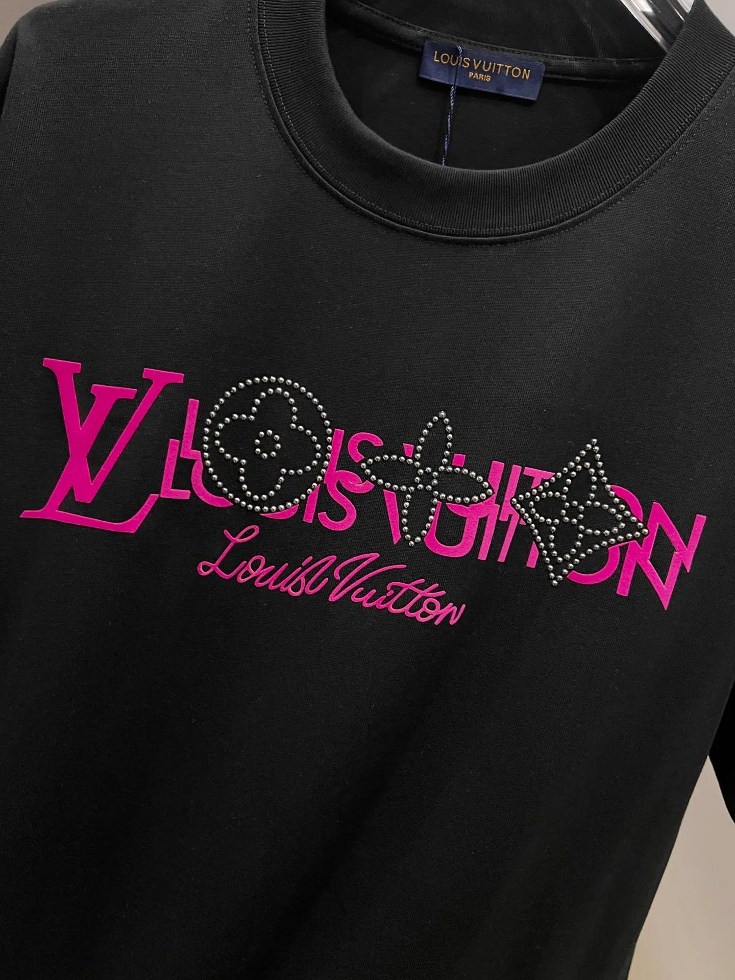 🅿️190 1v Louis* 2025 autumn and winter new style, classic letter three-dimensional foam printing + hot silver pearl diamond craft design, high-end version! Highly breathable and comfortable, customized double yarn plain cotton fabric. Short-sleeved T-shirt. Same style for men and women. Sizes S M L XL XXL Five sizes black white